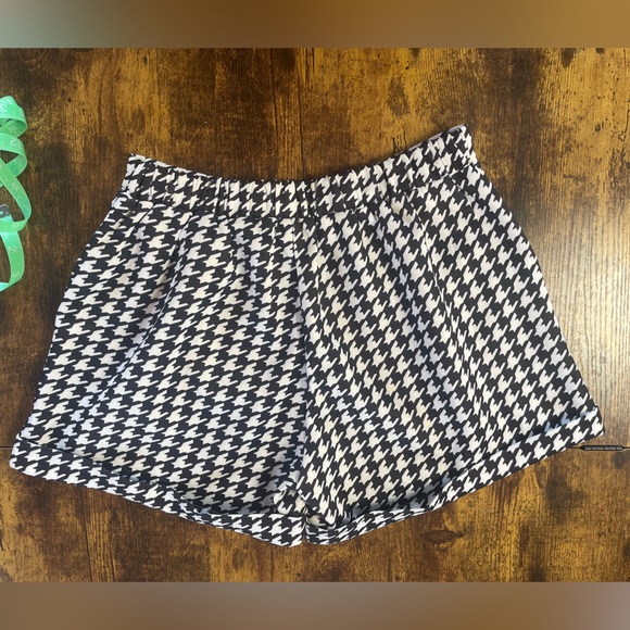 Stylish Black and White Houndstooth Women's Blazer and Shorts Two Piece Suit - Picture 6 of 8